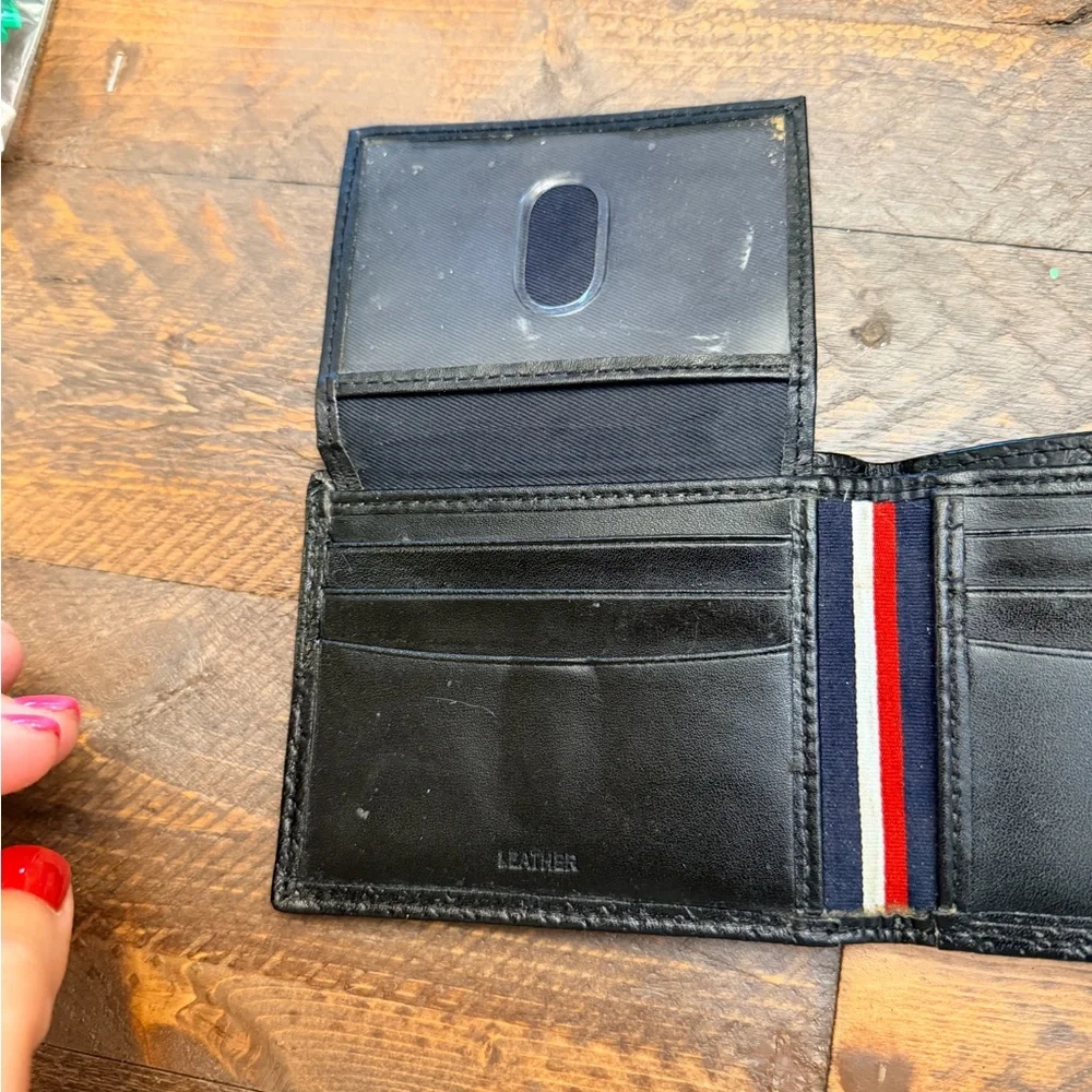 Black leather Tommy Hilfiger men’s wallet bifold ID holder GUC